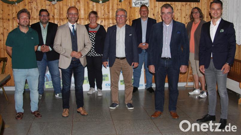 Nach den Wahlen im Bayer-Saal: Im Bild von links Michael Dutz, Thomas Kaufmann, Alfred Scheidler, Irmgard Zintl, Toni Dutz, Mario Rabenbauer, Bezirksvorsitzender Alois Scherer, CSU-Bundeswahlkreis-Geschäftsführerin Carmen Pepiuk und Bernhard Söllner. Bild: wro