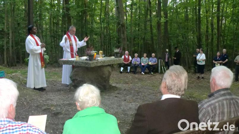 Am Buchberg-Gipfelkreuz zelebrieren Stadtpfarrer Josef Irlbacher und Pfarrvikar Donald Michael einen Freiluftgottesdienst. Bild: sh