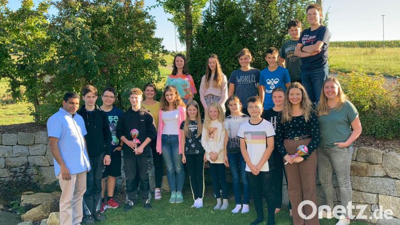 Im Bild die Jugendgruppe Lollipop mit den &quot;Neuen&quot; und &quot;Alten&quot; Kindern, sowie den Gruppenleitern Kathrin Ziegler, Christina Beer und Pater John. Bild: Kathrin Ziegler/exb