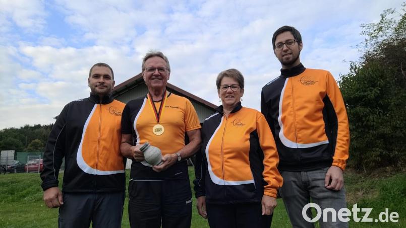 Bogenschütze Hubert Schulze (Zweiter von links) ist Deutscher Meister in der Seniorenklasse. Die Eichenlaub Vorstandschaft mit (von links) . Kay Müller, Marianne Späth und Norman Lehner gratulierte. Bild: Norman Lehner