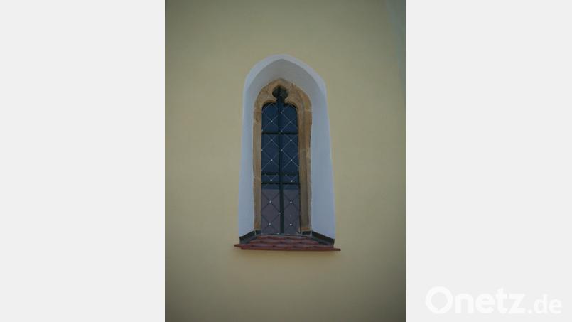 Das interessante hochgotische Lanzettfenster im Chor von St. Laurentius (das Patrozinium leitet sich von der Schlacht auf dem Lechfeld gegen die Ungarn am 10. August 955 her) wurde erst vor elf Jahren wieder freigelegt. Bild: schß