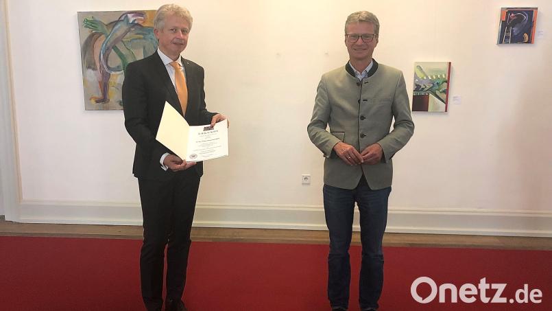 Minister Bernd Sibler (rechts) überreichte Prof. Dr. med. Clemens Bulitta die Ernennungsurkunde zum Präsidenten der Ostbayerischen Technischen Hochschule (OTH) Amberg-Weiden. Bild: StMWK/Philipp Spörlein/exb