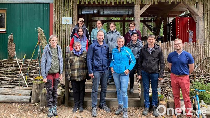 Petra Hager (vorne, Dritte von rechts) bleibt Vorsitzende des Fördervereins &quot;Wilde Wichtel&quot;. Bild: doj