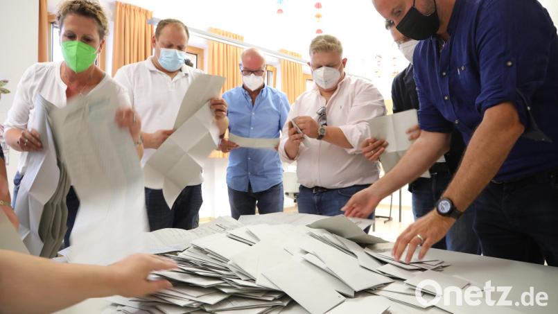 Um 18 Uhr begann in den Wahllokalen das Auszählen der Stimmen. Um 19.25 Uhr lagen in der Wahlzentrale am Landeratsamt in Schwandorf die ersten Gemeindeergebnisse vor. Bild: Gerhard Götz