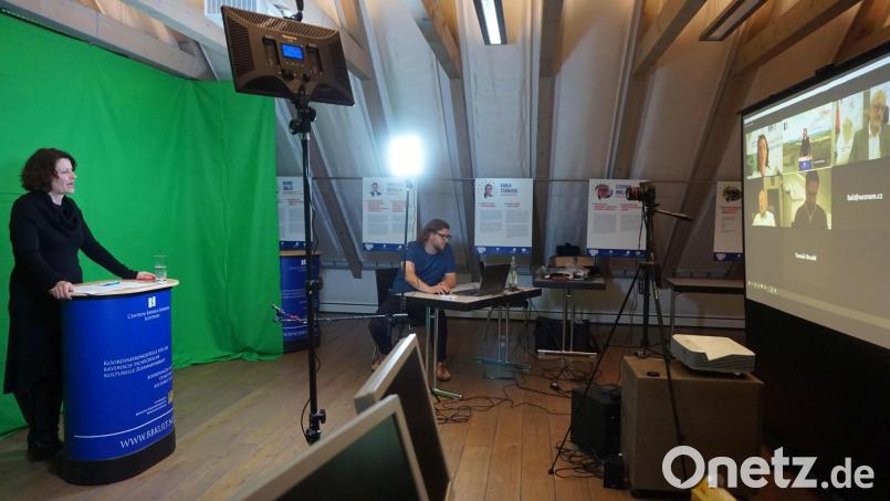 Die Pandemie erzwang auch im Centrum Bavaria Bohemia neue Veranstaltungsformen, etwa die Arbeit in Form eines virtuellen Studios. CeBB-Leiterin Veronika Hofinger, links am Stehpult, eröffnete in diesem Beispiel gerade ein Diskussionsforum. Archivbild: eib