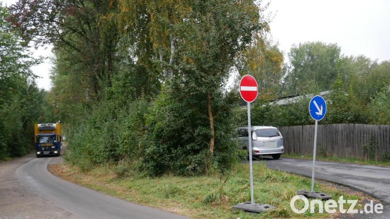 Auf dem ehemaligen Bahndamm ist an der Engstelle neben der Glasfabrik Lamberts auf dem ursprünglichen Fußweg eine zweite Fahrspur eingerichtet worden, so dass die Fahrzeuge diese Passage jeweils im Einbahnverkehr durchfahren können. Bild: hmr