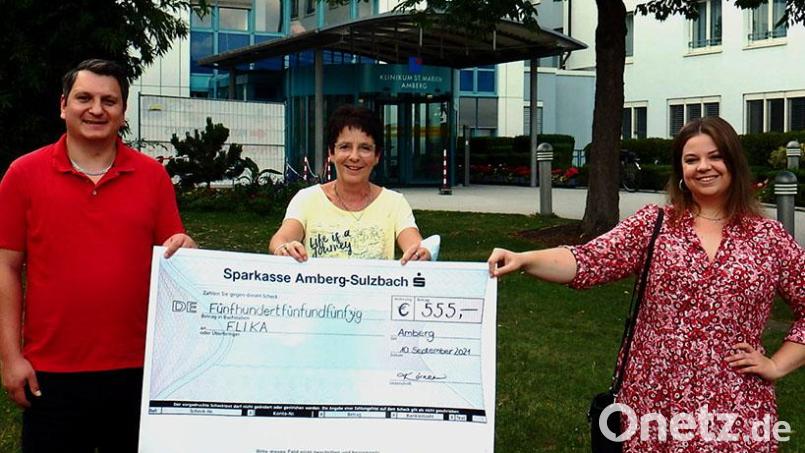 Carina und Mario Körner überreichen Margit Meier (Mitte), der Vorsitzenden von Flika 555 Euro. Bild: Flika/Meier/exb