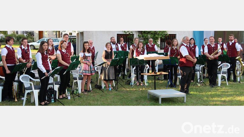 Nach dem erfolgreichen Konzert erhalten die Akteure der Gebenbacher Blasmusik von den Zuschauern viel Applaus. Bild: swo