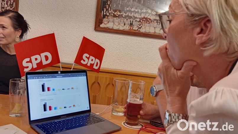 Wie sieht´s aus? Stadtverbandsvorsitzende Sabine Zeidler schaut sich den Zwischenstand der Auszählung an. Bild: Gabi Schönberger