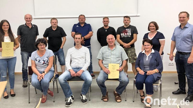 Bürgermeister Christian Porsch gratulierte der bewährten SKC-Vorstandsriege mit Edeltraud Neiß, Waltraud Kauper, Markus Schindler, Wilhelm Kreutzer, Dominik Fürst, Stephan Stüpfert, Michael Steinlein, Alexander Weiß, Birgit Schmolke und Günther Kreutzer (von rechts). Wie Willi Kreutzer wurde auch Madeline Kaiser (links) zur Clubmeisterschaft gratuliert. Bild: hai