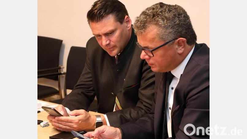 Landrat Thomas Ebeling und der Bürgermeister von Neunburg vorm Wald, Martin Birner (beide CSU), verfolgten mit großem Interesse den Eingang der Wahlergebnisse. Bild: Gerhard Götz