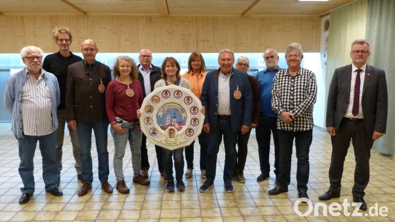 Nach dem Stadtratsschießen bei 1893 Rosenberg: (von links) Schützenmeister Reinhold Brandl, Stefan Thar, Martin Pöllath, Yvonne Rösel, Hans-Jürgen Reitzenstein, Alexandra Ottmann,
Gabriele Mutzbauer, Achim Bender, Bettina Moser, Wolfgang Berndt, Werner Fischer und Bürgermeister Michael Göth. Bild: Reinhold Brandl/exb
