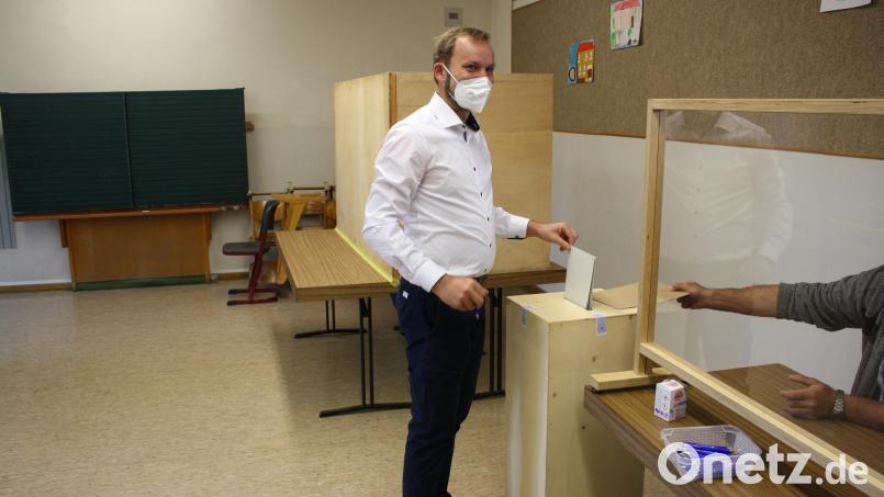 Bei der Stimmabgabe am Sonntagvormittag in Burkhardsreuth ist Konrad Dippel noch zuversichtlich. Am Abend ist die Enttäuschung dann jedoch riesengroß. Bild: bjp