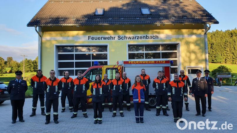 14 aktive Brandschützer der Feuerwehr Schwarzenbach legten das Leistungsprüfung Wasser mit Bravour ab. Mit im Bild: Kreisbrandmeister Roland Frank (links), Kreisbrandmeister Wolfgang Fischer und Kreisbrandmeister Helmut Czepa (von rechts). Bild: Jürgen Mark/exb
