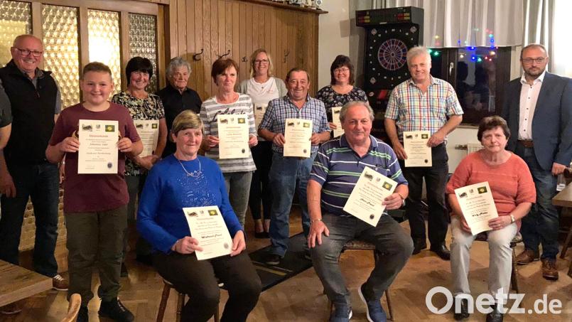 Die beiden Bürgermeister, Ewald Zetzl (links) und Markus Bauriedl (rechts) gratulieren Johannes Eder, Johanna Kleber, Waltraud Pressl, Eugen Woppmann senior, Lydia Bauriedl, Eva-Maria Procher, Josef Bauriedl, Christine Bauriedl, Hans Pressl, Georg Kleber und Walburga Nistler (mit Urkunden, von links) zu ihren Auszeichnungen. Bild: fjo