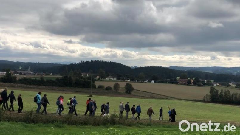 Zu den Kirchen der Pfarreiengemeinschaft Neustadt zog die Pilgergruppe. Bild: Linda Schmauß/exb