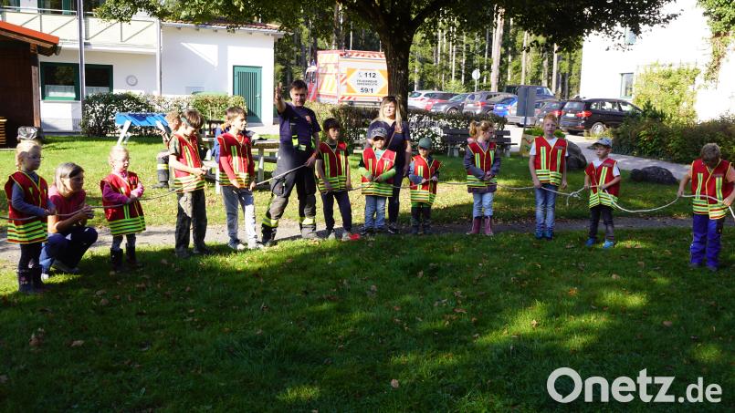 Im Willkommenskreis zu Beginn der Gruppenstunde waren elf Schnupperer. Wenn alle zu den Feuerdrachen kommen, dann werden sie – auf die Einwohnerzahl bezogen – die stärkste Kinderfeuerwehr in ganz Bayern sein. In der Mitte Alexander Danzer, Koordinator der Drachenbändiger. Bild: bkr