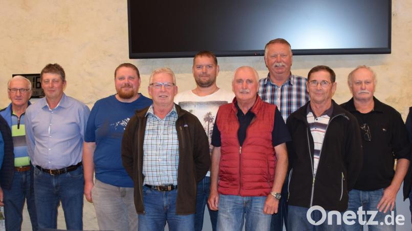 Von links: Bürgermeister Bernhard Köller mit den Feldgeschworenen Paul Pesold, Werner Renner, Robert Friedrich, Andreas Pirner, Herbert Kopp, Wolfgang Ertel, Andreas Brunner, Walter Ringer, Helmut Meiler und Alois Straub. Rechts Vermessungsoberrat Sebastian Hubmann. Bild: wku