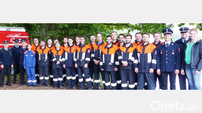 Den Aktiven der Feuerwehr Wolfsfeld gratulieren nach erfolgreicher Prüfung (von links) die Feuerwehr-Führungskräfte Hubert Blödt, Dominik Ernst und Dieter Ibler sowie (rechts) Thomas Wiesend, Helmut Braun und Dritte Bürgermeisterin Monika Breunig. Bild: jp