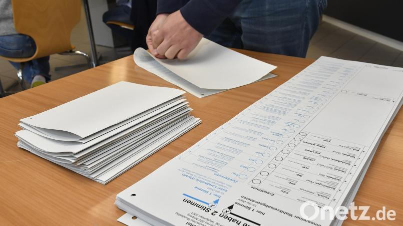 Mit dem Auszählen der Wahlzettel beschäftigten sich die Sulzbach-Rosenberger Wahlhelfer am Sonntag bis etwa 22 Uhr. Bild: Petra Hartl