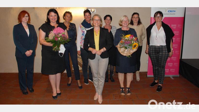 Das Team der Frauen-Union: Bianca Sommer, bisherige Vorsitzende Barbara Gerl (Zweite von links), Birgit Singer-Grimm, Birgit Birner, Bundestagskandidatin Susanne Hierl, Claudia Kammerl, neue Vorsitzende Renate Amrhein (Dritte von rechts), Claudia Graf und Birgit Barth. Bild: pop
