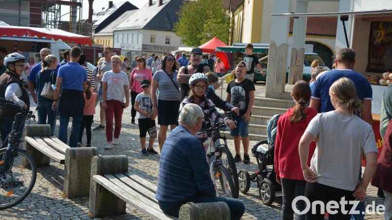 Ganz schön was los war am Sonntagnachmittag in der Mitterteicher Innenstadt. Fieranten boten eine Vielzahl an Waren an, geöffnet hatten auch die örtlichen Fachgeschäfte. Bild: jr