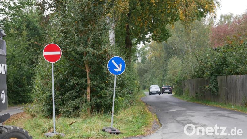 Nicht alle Verkehrsteilnehmer kommen mit der ungewohnten Regelung zurecht, so dass es trotz Beschilderung zu Gegenverkehr an der Engstelle auf dem ehemaligen Bahndamm kommt. Bild: hmr