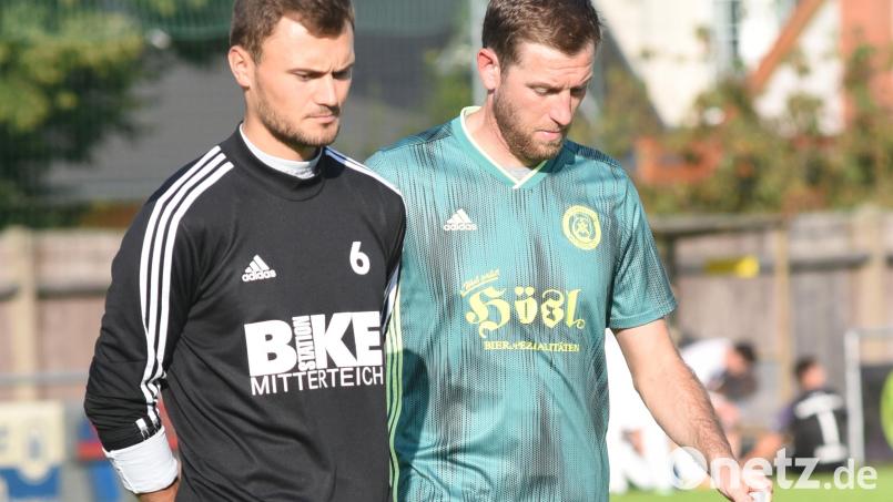 Bis ein neuer Trainer gefunden wird, übernimmt Martin Bächer (rechts) die sportliche Verantwortung beim SV Mitterteich. Unterstützt wird Bächer von Mauricio Göhlert (links). Archivbild: gb