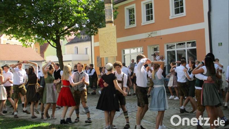 Ganz spontan tanzten die Kirwapaare um den neuen Kirwabaum. Bild: bnr