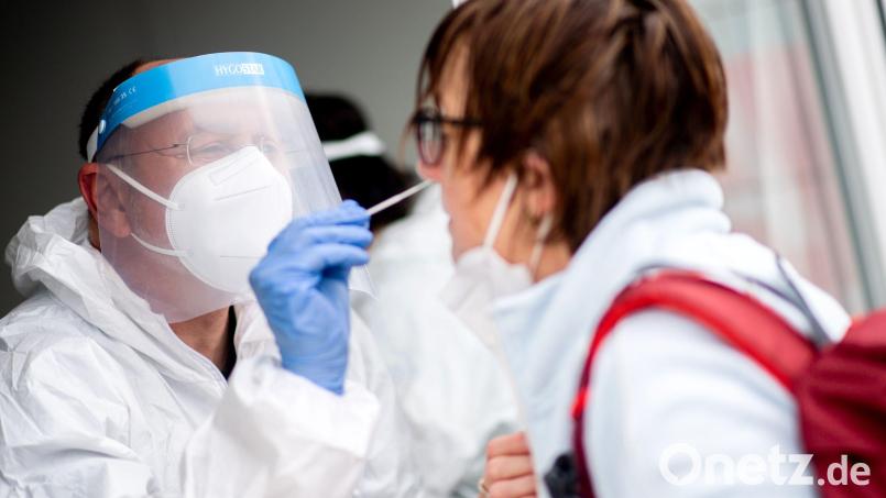 Das RKI meldet am Montag für den Landkreis Amberg-Sulzbach einen neuen Corona-Fall. Symbolbild: Hauke-Christian Dittrich/dpa