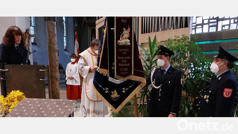 Zweite Vorsitzende Elfriede Hirmer, Pfarrer Christian Preitschaft, die Fahnenträger Sebastian Pfab und Rudolf Gottschalk (von links) bei der Segnung der neuen Fahne der Feuerwehr Gebenbach-Kainsricht in der Pfarrkirche St. Martin. Bild: dpe