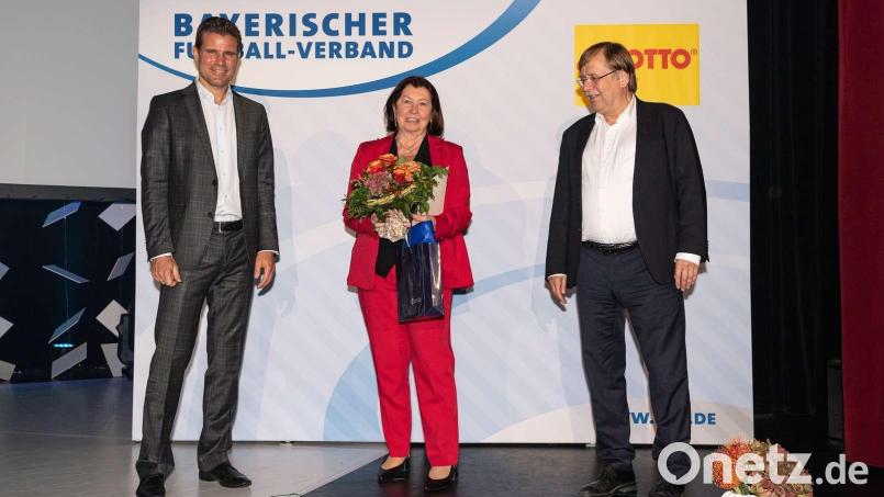 Fifa-Schiedsrichter Felix Brych (links) und BFV-Präsident Rainer Koch überreichten an Edith König vom SV Kulmain den Ehrenamtspreis. Bild: Eibner Pressefoto / Heike Feiner