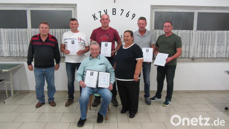 Zahlreiche Mitglieder des Kaninchenzuchtverein wurden für ihre langjährige Treue ausgezeichnet. Bild: ksi
