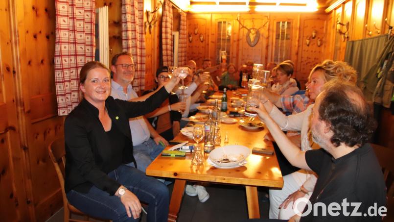 Tina Winklmann (links) stößt Sonntagabend mit Freunden und Familienmitgliedern auf das gute Ergebnis der Grünen bei der Bundestagswahl an. Doch selbst spät in der Nacht war noch nicht klar, ob ihr das ein Ticket nach Berlin löst. Bild: Thomas Dobler