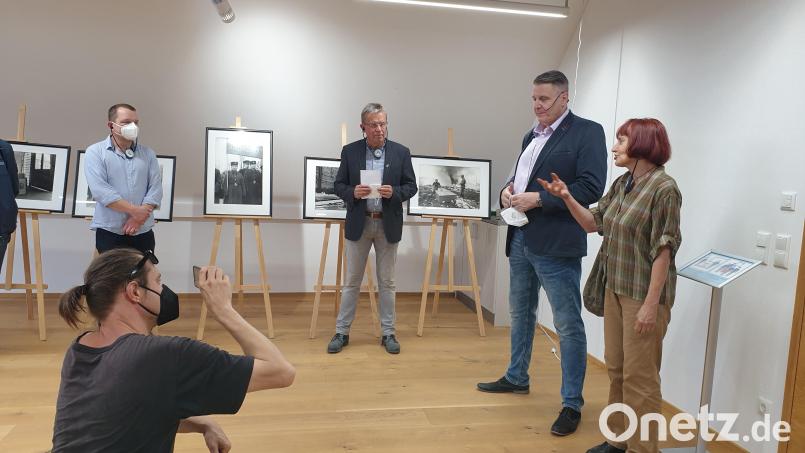 Der Verein „Via Carolina – Goldene Straße“ lud zur Eröffnung der Fotoausstellung „November 1989“ ein. Fotografin Dana Kyndrová (rechts) hielt in ihren Bildern die Wendepunkte der modernen tschechoslowakischen Geschichte fest. Bild: hns