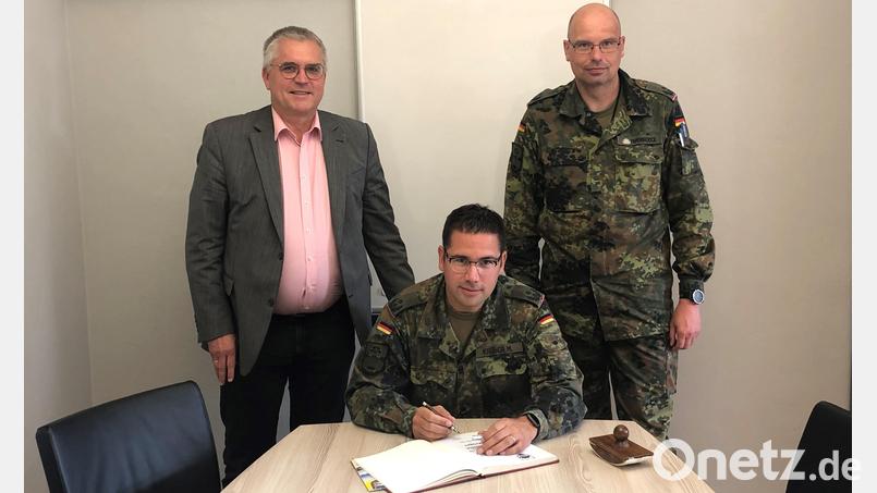 Oberstleutnant Marek Krüger (Mitte) trug sich ins Gästebuch der Stadt Pfreimd ein. Mit im Bild: Bürgermeister Richard Tischler (links) und Oberstleutnant Peer Papenbroock (rechts). Bild: Wolfgang Wöhl/exb