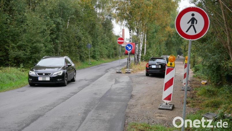 Um Gegenverkehr an der Engstelle auf dem ehemaligen Bahndamm entlang der Glasfabrik Lamberts zu vermeiden, wurde der ursprüngliche Fußweg zu einer provisorischen Fahrspur ausgebaut und eine Einbahnregelung beschildert. Für Fußgänger ist dieser Straßenabschnitt gesperrt. Bild: hmr