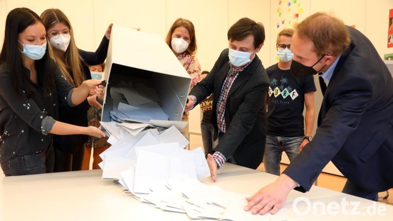 Um 21.25 Uhr war die Auszählung beendet: Martina Englhardt-Kopf stand als neugewählte Direktabgeordnete für den Wahlkreis Schwandorf fest. Bild: Gerhard Götz