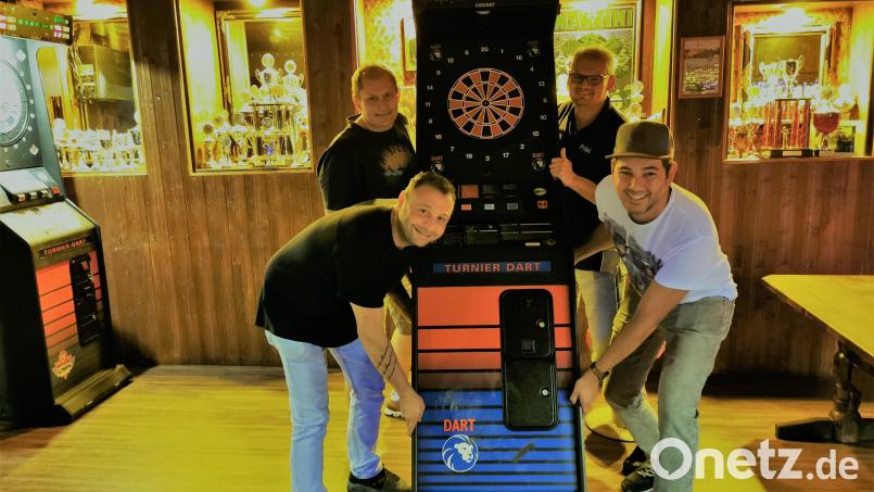 Der Vorsitzende Martin Bauer mit Bruder Hans-Jürgen (hinten von rechts) und zweiter Vorsitzender Thomas Bösl und Kassier Michael Kleber (vorne von links) stellen den letzten Dartautomaten auf. Bild: gz