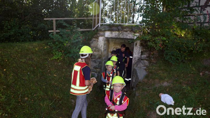 Viele Möglichkeiten bot das SOS-Kinderdorf für die Gruppenstunde. So auch die Suche in Räumen, die ganz leicht eingenebelt wurden. Hier eine Gruppe beim Verlassen. Bild: bkr