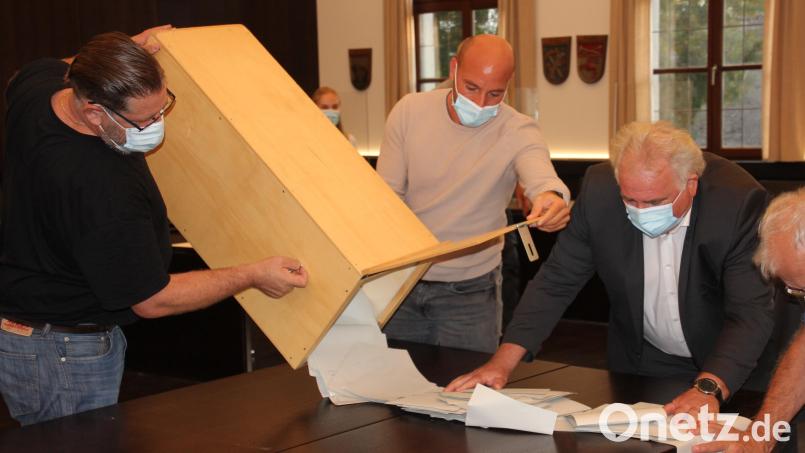 Beim Entleeren der Wahlurne im großen Sitzungssaal des Landratsamts Tirschenreuth. Bild: kro