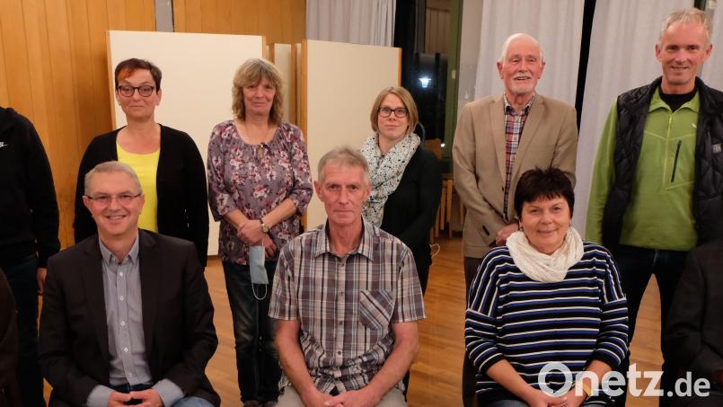Mit diesem Team geht der TV Floß die kommenden Herausforderungen an. Sitzend von links: Christina Sukdolak, Oliver Konz; Hans Eismann, Eddie Eck und Harald Kitta. Stehend von links: Stefan Sailer, Monika Frischholz, Angelika Eismann, Katharina Eck, Jochen Rieder und Markus Staschewski. Bild: le