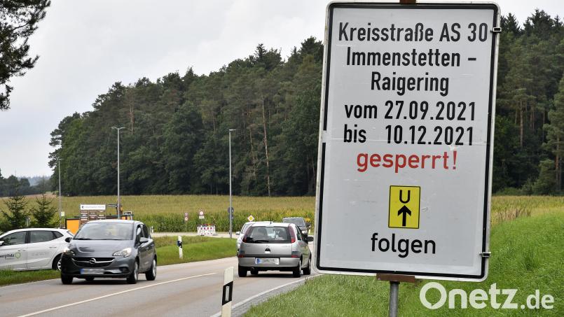 Laut Matthias Kolb, Tiefbauamtsleiter des Landkreises Amberg-Sulzbach, wird die Sperrung voraussichtlich bis zur Winterpause im Baugewerbe, die Zeit rund um Weihnachten, dauern. Bild: Petra Hartl