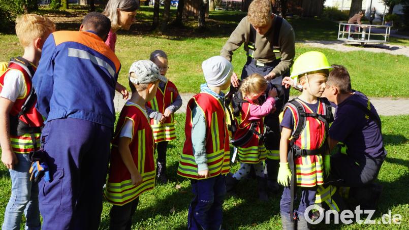 Um Feuerwehrmann zu werden, muss man in diese Aufgabe hineinwachsen. Die „Schnupperer“ bei der Einkleidung. Bild: bkr