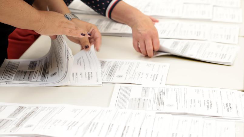 Viele Wahlhelfer waren am Sonntag in Amberg-Sulzbach im Einsatz, um die Stimmen zur Bundestagswahl auszuzählen. Bild: Wolfgang Steinbacher