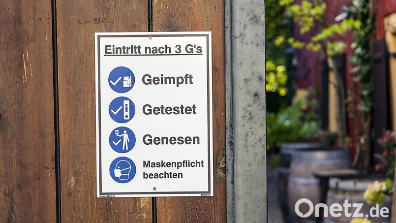 Die 3-G-Regelung gilt im Kreis Schwandorf unter anderem für Gaststätten. Darauf verweist dieses Schild am Eingang zu einem Biergarten. Bild: Hösamer