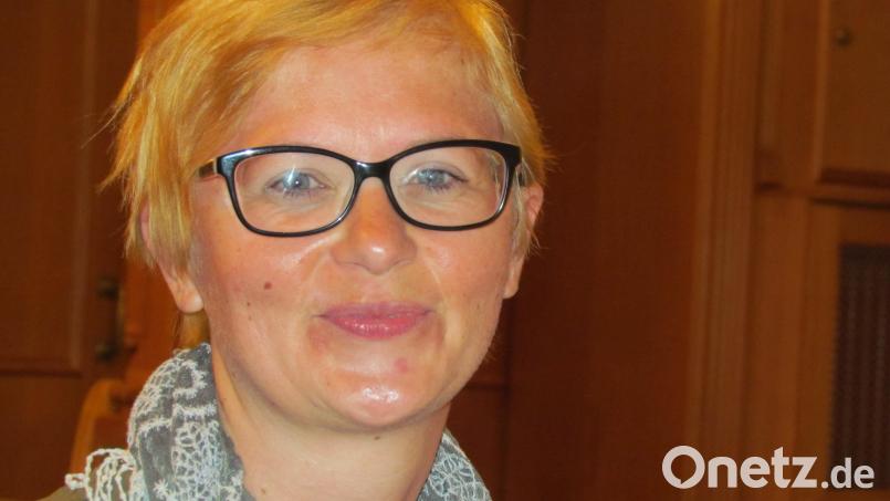 Maria Treiber, die neue Kreisfachberaterin, spricht bei der Jahreshauptversammlung des Pressather Obst- und Gartenbauvereins. Bild: is