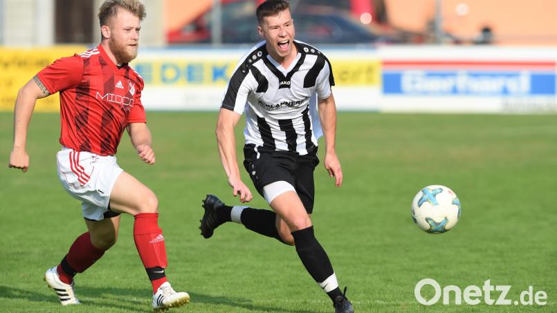 Der Neusorger Tim Burger (rechts) und Marcel Oehrlein vom SC Eschenbach liefern sich ein Laufduell. Bild: Büttner, Gerhard
