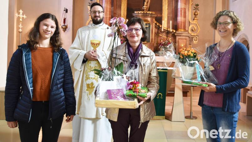 Anerkenning sprachen (von links) die neue Obermistrantin Klara Riederer von Paar und Pfarrer Johannes Arweck der Ministrantenbetreuerin Veronika Falk und der Ministrantin Cornelia Dürgner aus, die beide ihre Tätigkeit beenden. Es fehlt die ebenfalls verabschiedete Ministrantin Lisa Falk. Bild: no