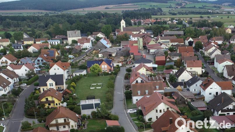 Am Ende der Maistraße (Mitte) soll im Bereich des Knickes Margeritenweg auf dem rechts angrenzenden Grundstück eines holzverarbeitenden Betriebes der rund 28 Meter hohe Funkmast aufgestellt werden. Bild: bey